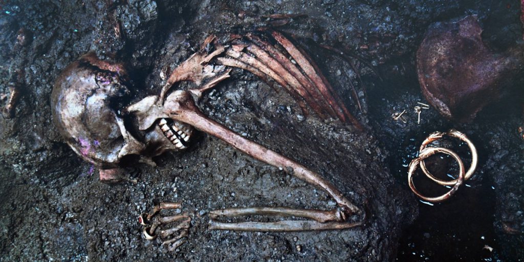 Scheletro di teenager ritrovato in Inghilterra: una scoperta che solleva più domande che risposte sulla sua tragica fine