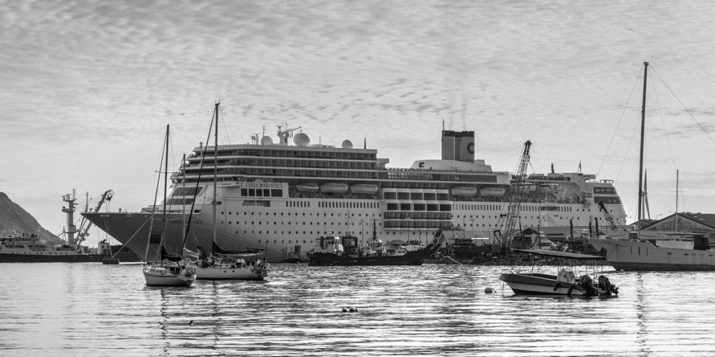 Uomo di 35 anni muore dopo aver bevuto 33 drink su crociera: famiglia denuncia compagnia