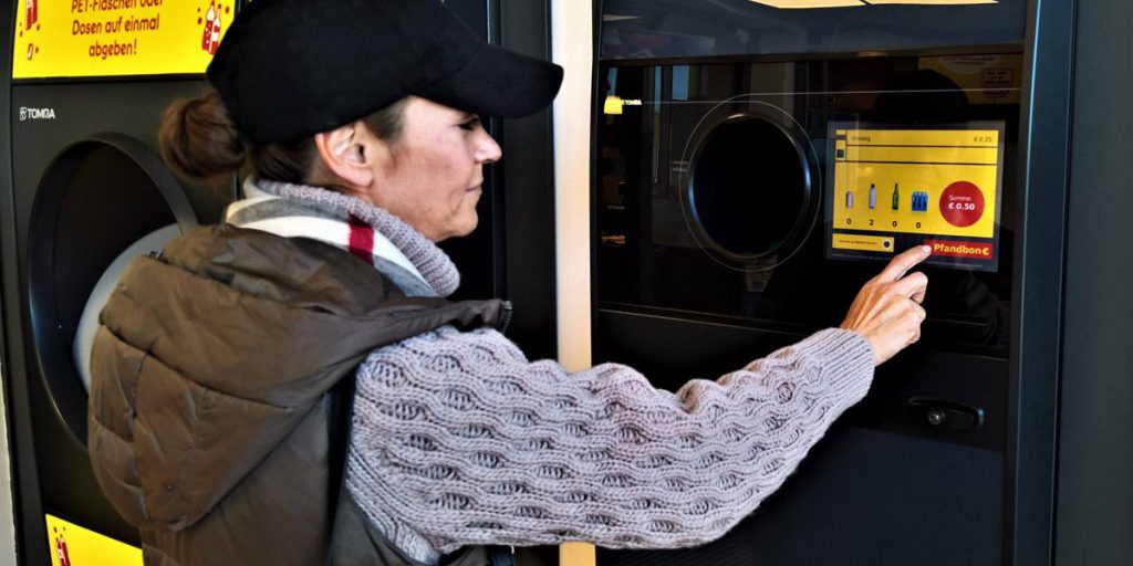 Un cliente di Netto mostra un buono di deposito record, sollevando domande sulla gestione dei rifiuti e sul riciclo