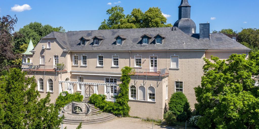 Incendio al castello Styrum di Mülheim: grande intervento dei vigili del fuoco