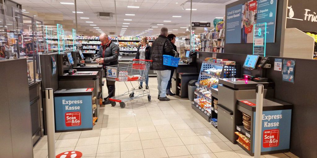 Clienti dei supermercati si lamentano delle casse automatiche
