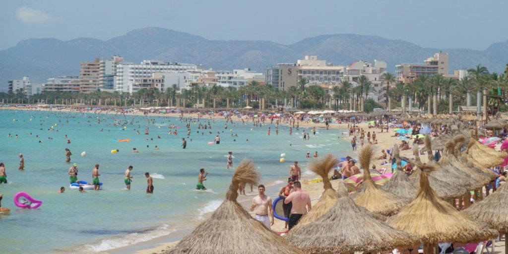 Scene Insolite sulla Spiaggia di S'Arenal a Mallorca: Turisti Perplessi e Preoccupati per le Possibili Conseguenze