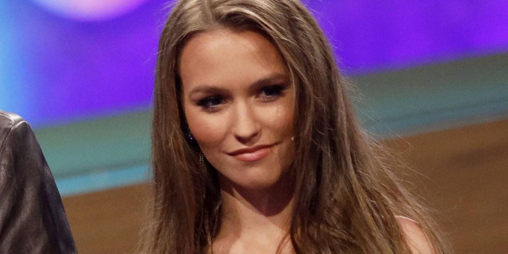 Laura Müller lancia una sessione di Natale sul letto per interagire con i fan