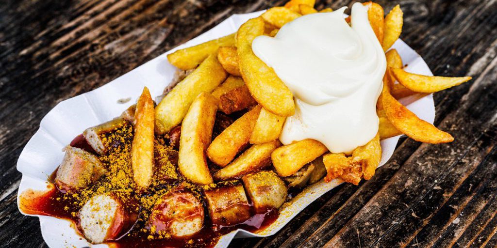 Ryko confronta le porzioni di currywurst per scoprire la migliore