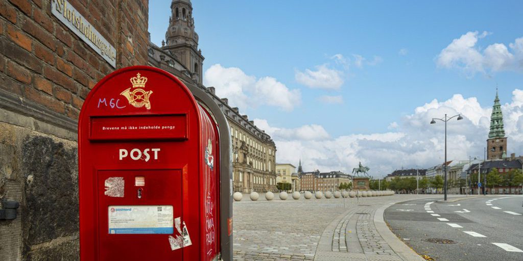 Ultimo giorno di consegna: perché la Danimarca sta rimuovendo le buste rosse per la posta