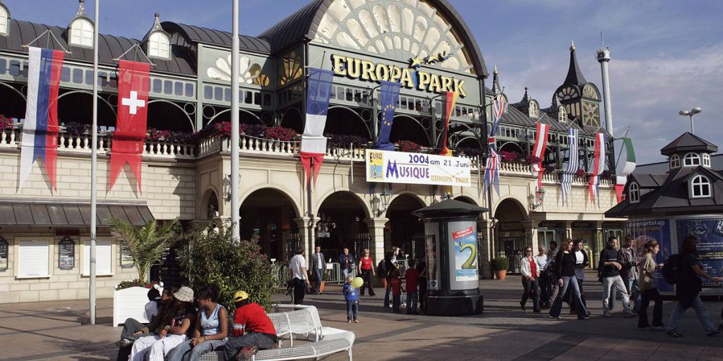 Europa Park interrompe spettacolo con cani a seguito di accuse di maltrattamento; il domatore risponde