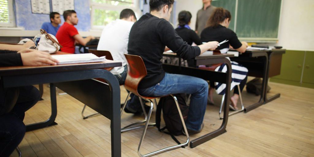 Trend TikTok in crescita tra i giovani: la scuola vieta l'uso