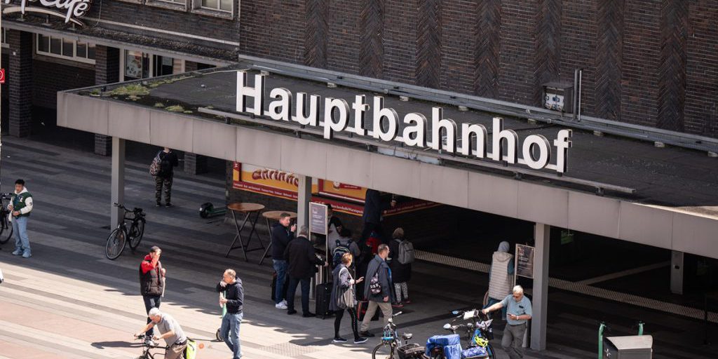 Mann aus Indien ist das erste Mal in Duisburg – und kann es sich nicht verkneifen