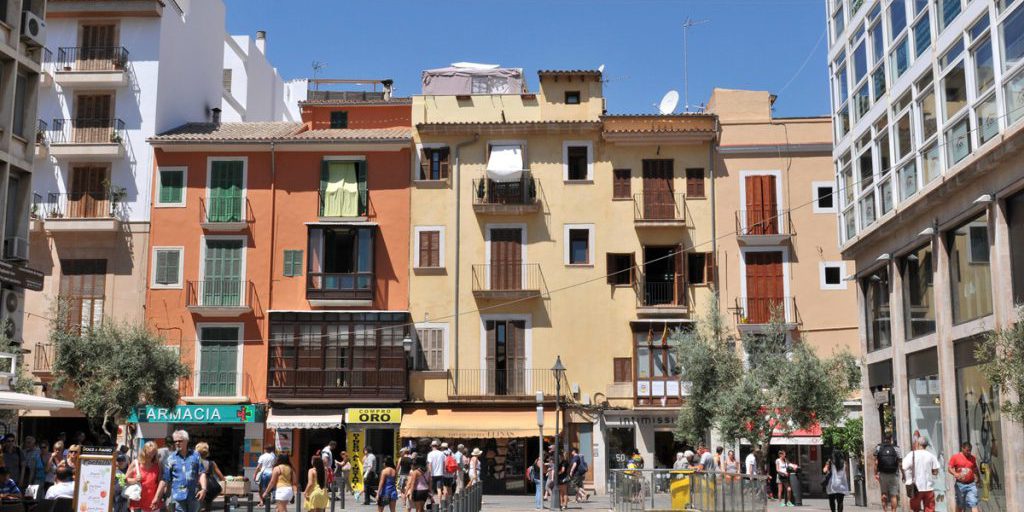 Schockmoment in Palma de Mallorca: Restaurant-Decke bricht über Köchen und Gästen ein