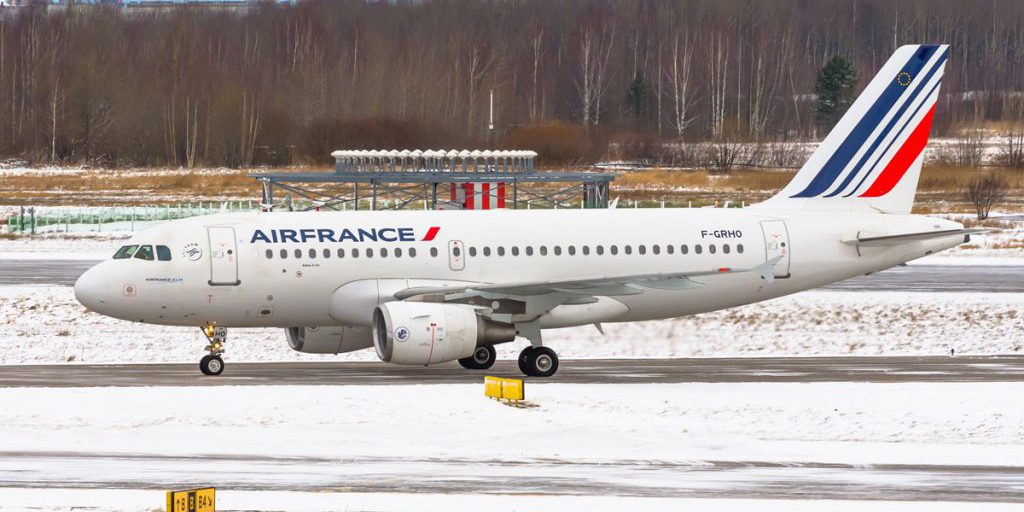 Nevicate a Parigi: aeroporti chiusi e voli annullati