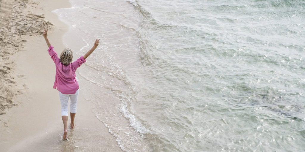 Seniorin zieht nach Spanien ans Meer – irre, was sie sich plötzlich von ihrer Rente leisten kann