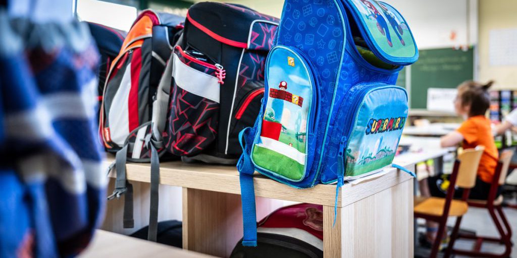 Scuola del NRW: ragazzo di 11 anni lanciato giù per una scala da compagni, incidente senza danni gravi