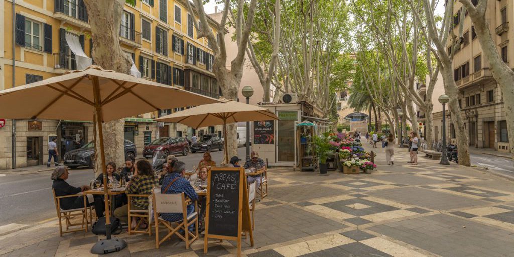 Mallorca: Frau will in Palma Kaffee trinken gehen – und wird der Terrasse verwiesen