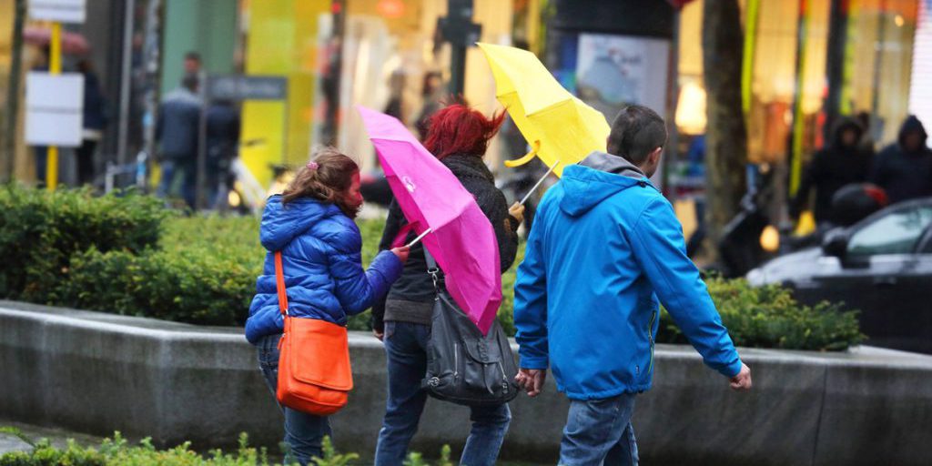 Da kommt ordentlich was runter! Dauerregen und Sturm beim Wetter in NRW erwartet