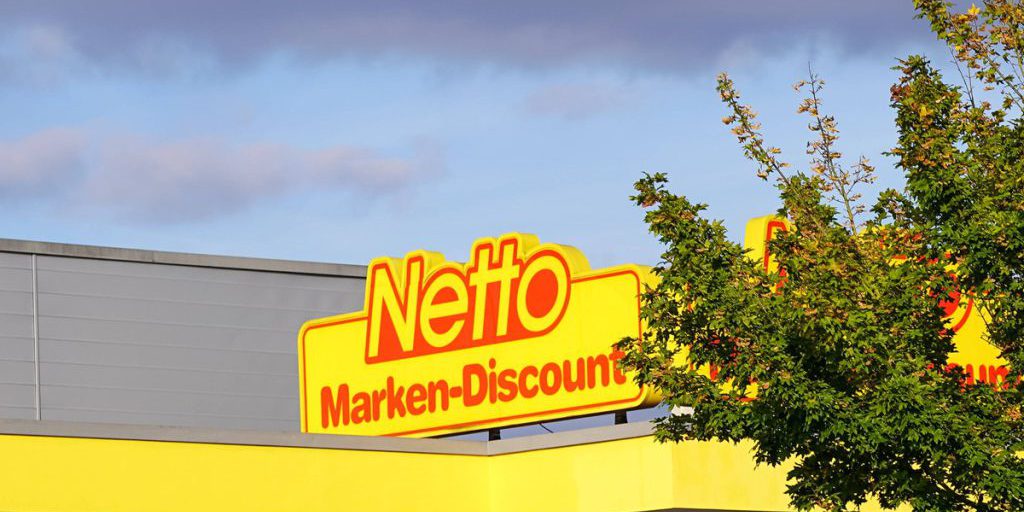 Assalto in maschera da clown in un negozio Netto in Germania: il dipendente resta calmo e ferma l'aggressore