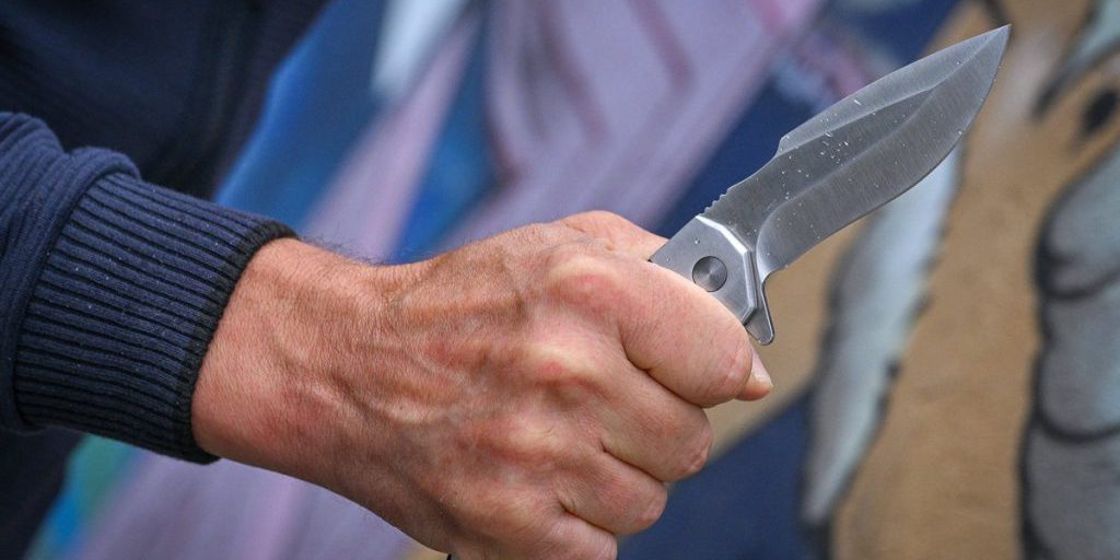 Rapina violenta a Gelsenkirchen: tre rapinatori armati di coltello perseguitano una persona il 3 gennaio