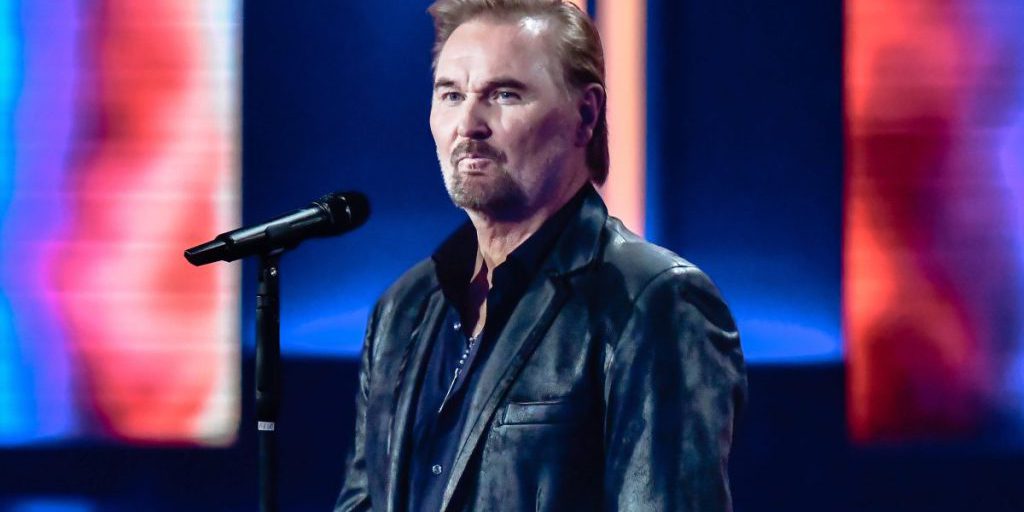 Scam online colpisce fan di Nik P: polizia avvia indagine