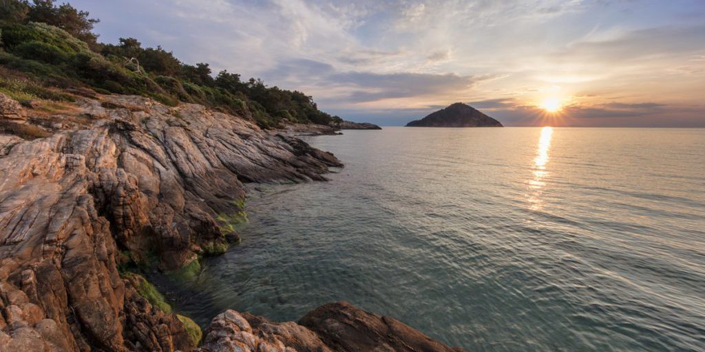 Turisti sull'isola greca di Thassos esprimono delusione: cosa sta succedendo nella meta vacanziera più amata del Mar Egeo?