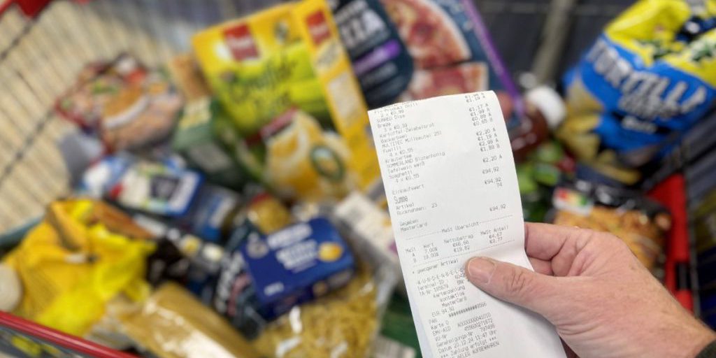 Lena, beneficiaria del Bürgergeld, rimane sorpresa e triste dopo aver visto lo scontrino