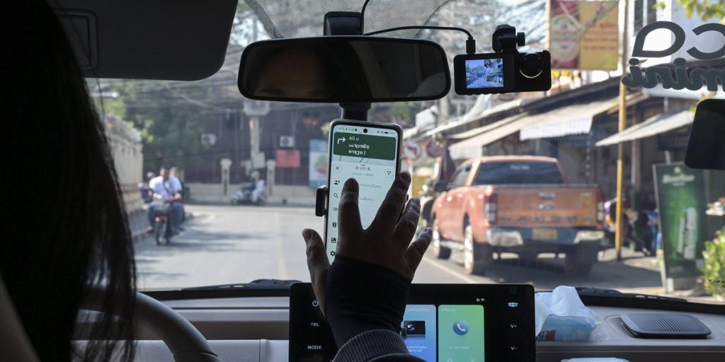 Nuova Regolamentazione per gli Automobilisti: Utilizzo del Cellulare al Volante, Sicurezza e Implicazioni Pratiche