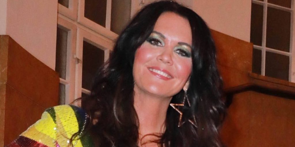 Martina Reuter Stupisce il Pubblico con il Suo Debutto nel Bodybuilding in Bikini Glitterato