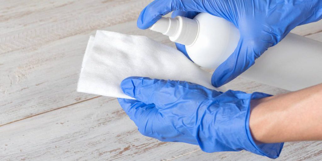 Ristorante della costa baltica: 10 clienti feriti per aver bevuto prodotti chimici da pulizia al posto dell’alcol