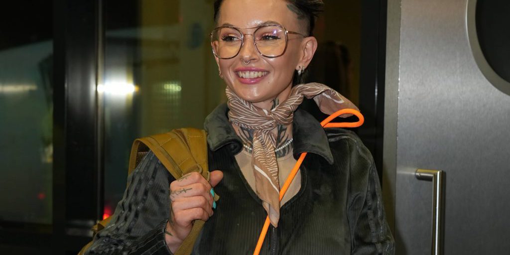 Edith Stehfest annuncia un nuovo progetto professionale che suscita reazioni contrastanti