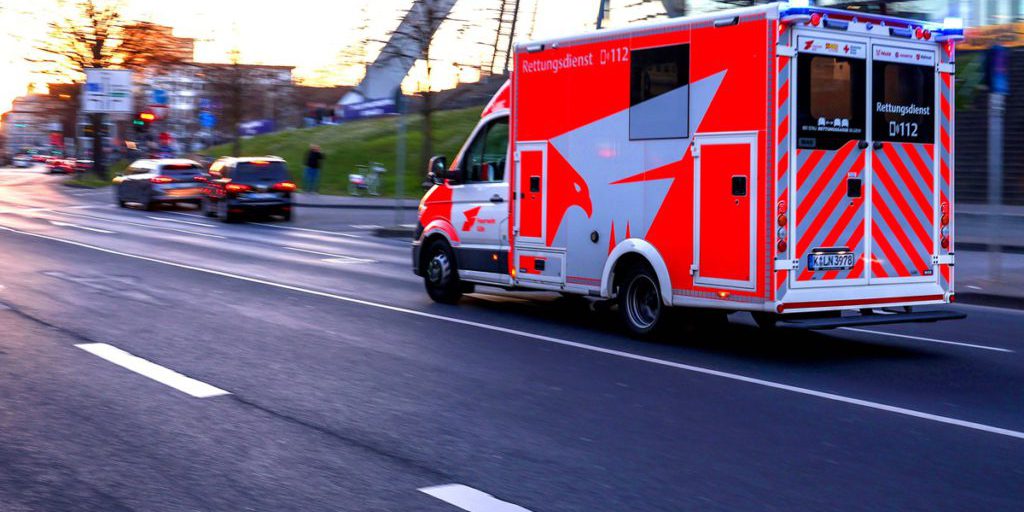 Tram a Colonia ferisce gravemente un ragazzo di 15 anni, traffico interrotto