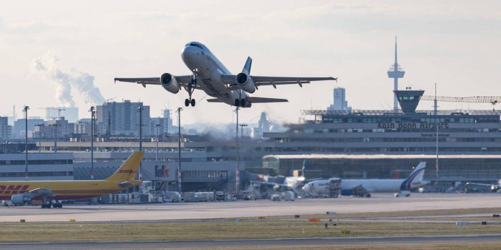 Tentativo di imbarco fallito all'aeroporto di Colonia/Bonn: un uomo fermato dalla polizia federale prima di partire per la Turchia

Approfondimento
L'incidente è avvenuto all'aeroporto di Colonia/Bonn, dove l'uomo aveva intenzione di prendere un volo per la Turchia. La polizia federale è intervenuta prima che l'aereo potesse decollare, bloccando l'imbarco dell'uomo.

Possibili Conseguenze
La fermata dell'uomo da parte della polizia federale potrebbe avere conseguenze legali e finanziarie per lui. Potrebbe dover affrontare multe o altre sanzioni a seconda della motivazione della sua fermata. Inoltre, potrebbe subire ripercussioni sul suo stato di viaggio e sulla sua libertà di movimento.

Opinione
Non è possibile esprimere un'opinione in questo caso, poiché non ci sono informazioni sufficienti sulle motivazioni della fermata dell'uomo. È importante attendere ulteriori dettagli prima di formulare un giudizio. Tuttavia, è chiaro che la polizia federale ha agito in base a informazioni o sospetti specifici.

Analisi Critica dei Fatti
I fatti noti sono che un uomo è stato fermato dalla polizia federale all'aeroporto di Colonia/Bonn prima di imbarcarsi su un aereo per la Turchia. La motivazione di questa azione non è stata resa pubblica, ma è probabile che sia legata a questioni di sicurezza o a violazioni delle norme di viaggio.

Relazioni con altri fatti
Non ci sono informazioni disponibili su possibili collegamenti con altri eventi o incidenti. L'incidente sembra essere un caso isolato, ma non si può escludere la possibilità di una connessione con altri fatti o indagini in corso.

Contesto storico
Non ci sono informazioni disponibili su un contesto storico specifico che possa essere rilevante per questo incidente. La fermata dell'uomo sembra essere un evento isolato, ma potrebbe essere utile considerare il clima di sicurezza e le norme di viaggio attuali per comprendere meglio le motivazioni dell'azione della polizia.

Fonti
La fonte di questo articolo è il sito della fonte rss. Per ulteriori informazioni, si prega di visitare il sito web originale.