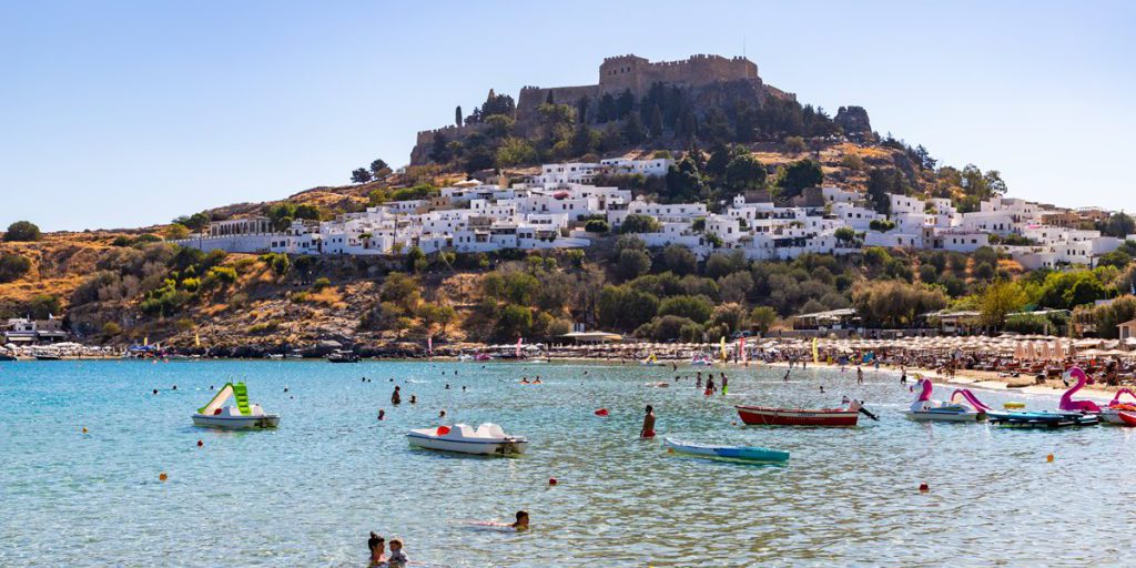 Rodi si apre ai turisti con prezzi più bassi per le sdraio sulla spiaggia: una notizia che potrebbe rivoluzionare il turismo greco