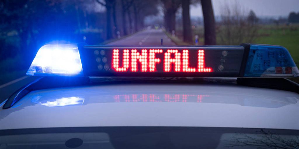 Incidente stradale in Baden-Württemberg: un bambino muore dopo collisione tra auto familiare e camion