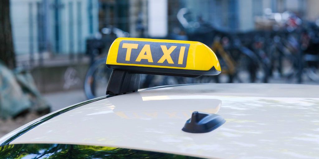 Uomo colpito da arma da fuoco in taxi a Düsseldorf: polizia arresta sospetto