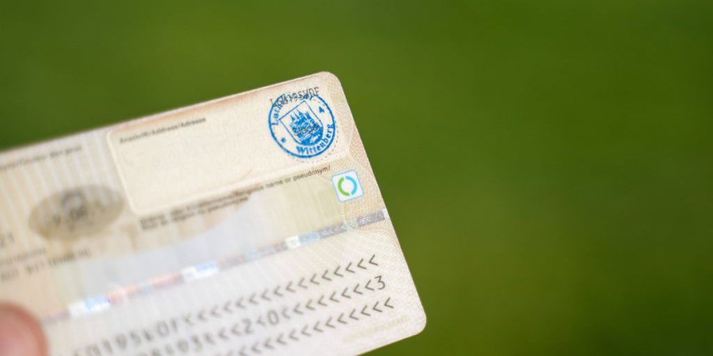 Stickers sul documento d'identità tedesco: una piccola soluzione per semplificare la vita di milioni di persone