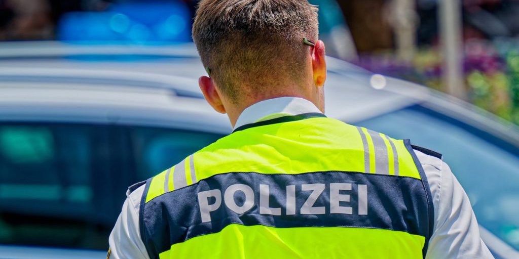 Tragedia familiare nel Ruhrgebiet: una madre di tre figli trovata morta in casa, la polizia indaga su un possibile dramma domestico
