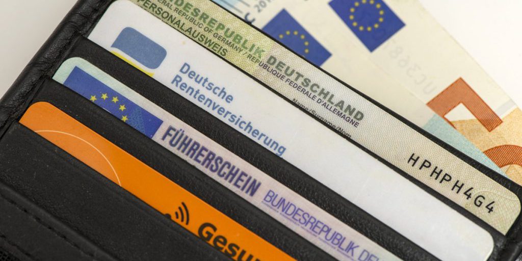 Das darfst du nie mit EC-Karten von Sparkasse und Co. tun – es kann dich bis zu 2.500 Euro kosten