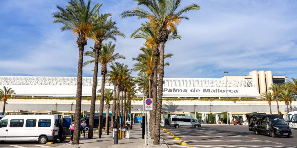 Turisti a Maiorca Costretti a Subire un Rientro a Casa Stressante a Causa di Problemi di Viaggio
