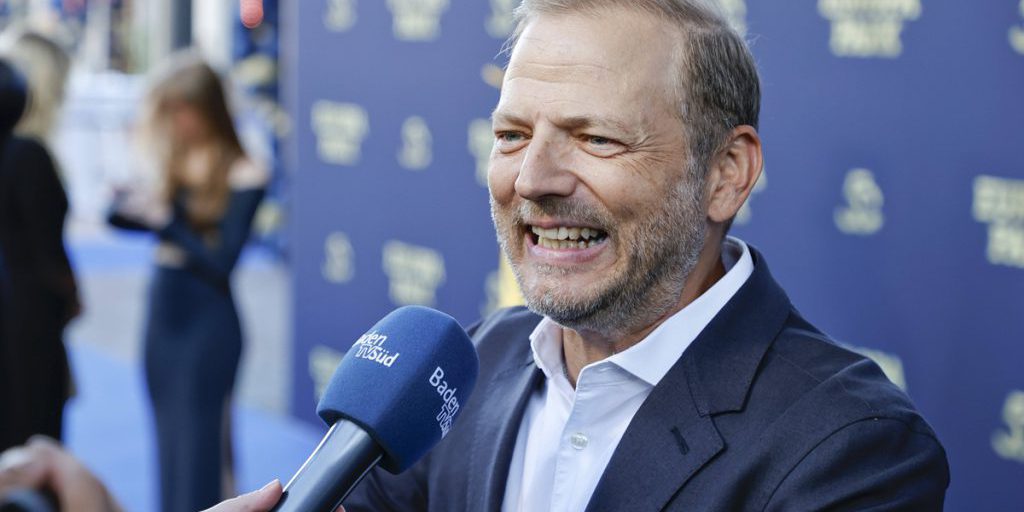 Mario Barth cambia programma dello spettacolo per gestire la presenza di una giovane ragazza