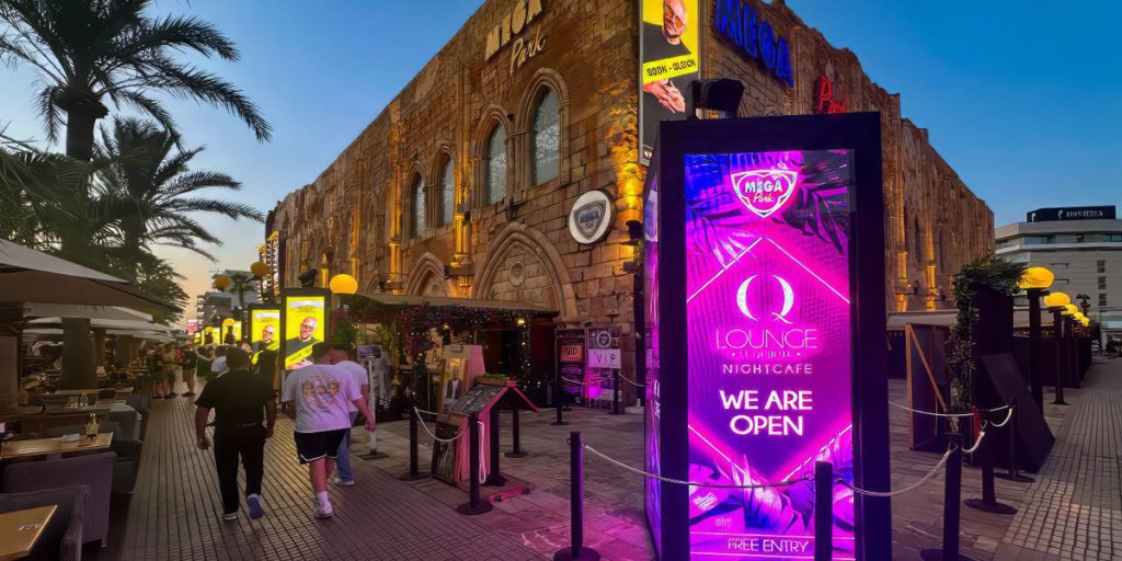 Soldati statunitensi in vacanza a Mallorca: dalla nave da guerra al cuore della vita notturna di Ballermann