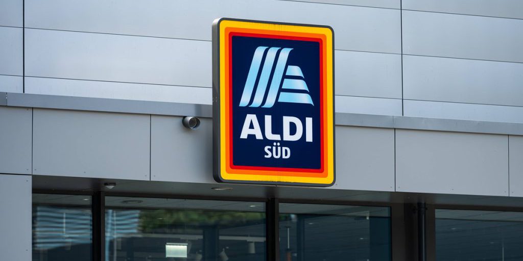 Aldi Süd criticato: prodotto natalizio sembra contenere pelliccia, contraddicendo l'impegno anti‑pelliccia