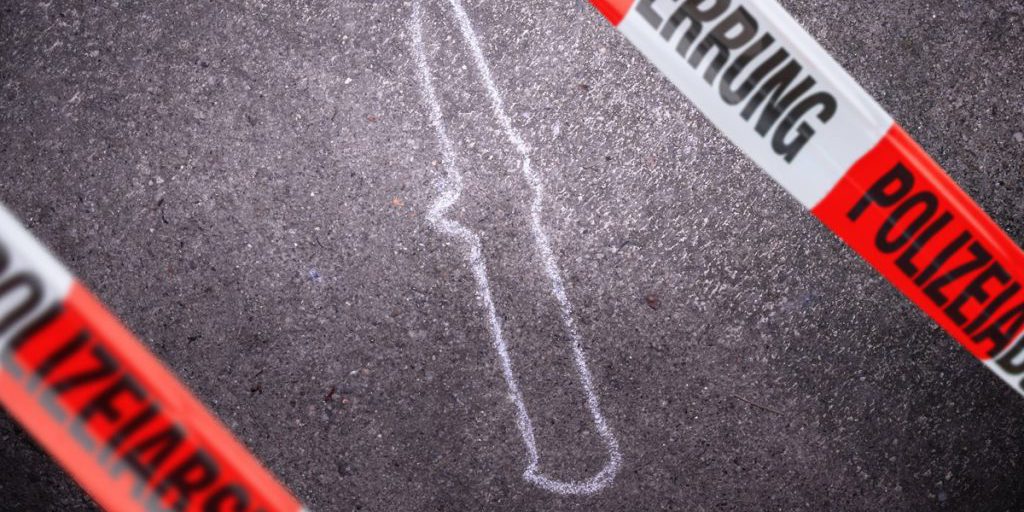 Tragedia in famiglia in NRW: un uomo accusato di omicidio del padre con coltellate multiple