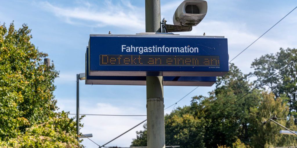 Problema tecnico alla stazione di Krefeld: disagi per i pendolari a causa di un difettoso sistema di controllo dei binari

Introduzione
Un problema tecnico alla stazione di Krefeld, in Nord Reno-Westfalia (NRW), sta causando notevoli disagi ai pendolari. La causa del problema è un sistema di controllo dei binari difettoso.

Approfondimento
Il difetto al sistema di controllo dei binari alla stazione di Krefeld ha comportato la cancellazione di diversi treni e ritardi significativi. Questo problema persiste anche venerdì 31 ottobre.

Possibili Conseguenze
I pendolari potrebbero dover affrontare ulteriori ritardi e cancellazioni di treni fino a sera, a causa del malfunzionamento del sistema di controllo dei binari.

Opinione
Purtroppo, situazioni come questa possono generare frustrazione e disagio tra i passeggeri che si affidano ai treni per spostarsi.

Analisi Critica dei Fatti
Il problema tecnico alla stazione di Krefeld sottolinea l'importanza di una manutenzione regolare e di un controllo efficace degli impianti ferroviari per evitare interruzioni del servizio.

Relazioni con altri fatti
Questo incidente può essere messo in relazione ad altri eventi di malfunzionamento dei sistemi di controllo dei binari in diverse parti del paese, evidenziando la necessità di investimenti nella manutenzione e nella modernizzazione delle infrastrutture ferroviarie.

Contesto storico
La storia dei trasporti ferroviari in Germania è caratterizzata da una lunga tradizione di efficienza e puntualità. Tuttavia, incidenti come questo dimostrano che ci sono ancora sfide da superare per mantenere gli standard di qualità attesi.

Fonti
La fonte di questo articolo è RSS-Fonte, un sito di notizie che fornisce aggiornamenti in tempo reale su eventi di attualità.