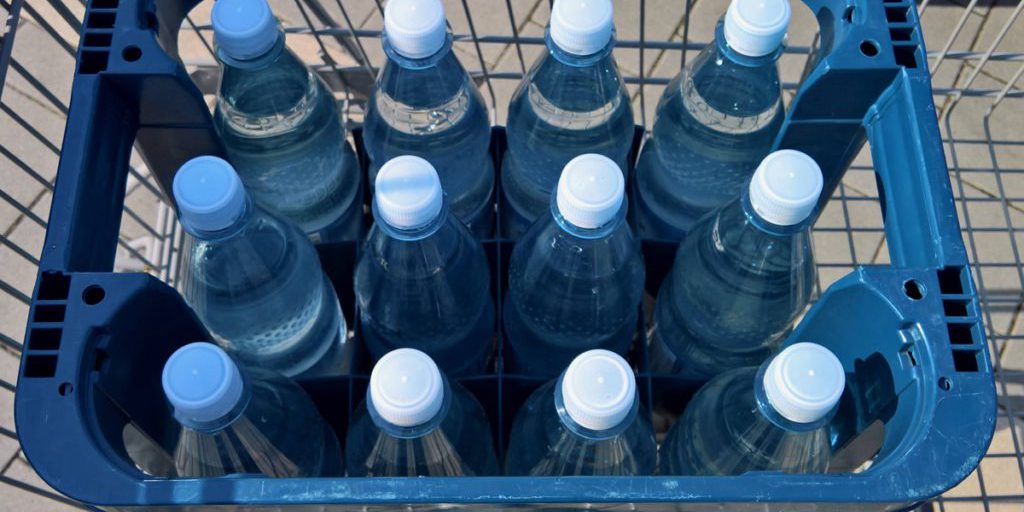 UE presenta nuova regola sulle bottiglie a ricarica: impatti e chiarimenti