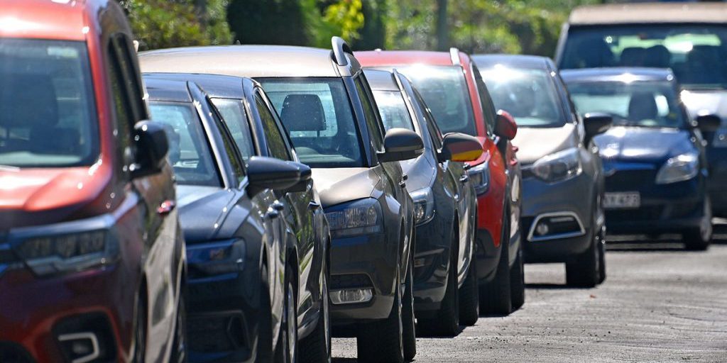 Donna di Duisburg salva una vita ascoltando un grido da un'auto parcheggiata