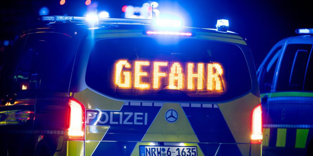 Incidente Stradale Grave sulla A42: Due Feriti e una Vittima in Pericolo di Vita nella Regione della Ruhr