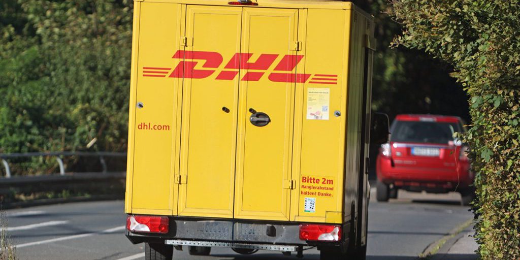 DHL: i corrieri affrontano un carico di lavoro intenso durante le festività natalizie