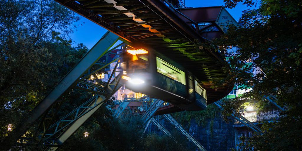Schüsse auf die Wuppertaler Schwebebahn! Betreiber stoppt sofort alle Züge  – „Angriff auf unser Wahrzeichen!“
