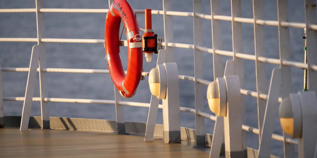 Incendio a bordo di nave da crociera: feriti e documenti distrutti in un incidente difficile da gestire