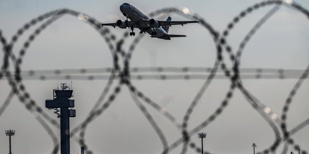 Kurz vor den Herbstferien in NRW: Flughafen Düsseldorf warnt – es betrifft alle Passagiere