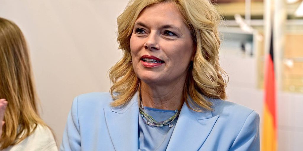 La critica della presidente del Bundestag alla legislazione sulla prostituzione in Germania: un'analisi approfondita delle possibili conseguenze e del contesto storico 

Introduzione
La presidente del Bundestag, Klöckner, ha espresso una forte critica riguardo alla legislazione sulla prostituzione in Germania. Secondo la sua opinione, il Prostitutionsschutzgesetz (Legge di protezione della prostituzione) del 2017 non è sufficientemente efficace.

Approfondimento
Il Prostitutionsschutzgesetz del 2017 è stato introdotto per migliorare la protezione delle persone che lavorano nel settore della prostituzione in Germania. Tuttavia, Klöckner ritiene che questa legge non sia abbastanza incisiva nel risolvere i problemi legati alla prostituzione.

Possibili Conseguenze
Le dichiarazioni di Klöckner potrebbero avere conseguenze significative sulla politica tedesca riguardo alla prostituzione. È possibile che il governo tedesco debba rivedere la legislazione esistente per affrontare le critiche mosse da Klöckner e migliorare la protezione delle persone coinvolte nella prostituzione.

Opinione
Non è possibile esprimere un'opinione personale su questo argomento, in quanto il nostro obiettivo è fornire informazioni oggettive e imparziali. Tuttavia, è importante notare che il dibattito sulla prostituzione è un tema complesso e controverso, che richiede un'attenta considerazione delle diverse prospettive e interessi coinvolti.

Analisi Critica dei Fatti
Il Prostitutionsschutzgesetz del 2017 è stato introdotto per rispondere alle preoccupazioni sulla sicurezza e la protezione delle persone che lavorano nel settore della prostituzione. Tuttavia, la critica di Klöckner suggerisce che la legge potrebbe non essere sufficientemente efficace nel raggiungere questi obiettivi. È importante analizzare i fatti e le evidenze disponibili per valutare l'efficacia della legge e identificare aree di miglioramento.

Relazioni con altri fatti
Il dibattito sulla prostituzione in Germania è legato a una serie di altri temi, tra cui la sicurezza pubblica, la salute pubblica e i diritti umani. È importante considerare queste relazioni per comprendere appieno le implicazioni della critica di Klöckner e le possibili conseguenze per la politica tedesca.

Contesto storico
La prostituzione è un tema che ha una lunga storia in Germania, con diverse leggi e regolamenti introdotti nel corso degli anni per regolamentare il settore. Il Prostitutionsschutzgesetz del 2017 rappresenta l'ultimo sviluppo in questo contesto, e la critica di Klöckner suggerisce che la legge potrebbe non essere sufficientemente efficace nel rispondere alle esigenze delle persone coinvolte nella prostituzione.

Fonti
La fonte di questo articolo è il sito Tagesschau. Per ulteriori informazioni, si prega di visitare il sito web ufficiale del Bundestag tedesco o altri siti di notizie attendibili.