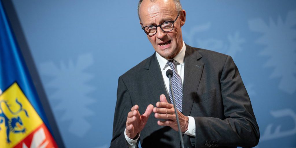 Sostegno crescente per il cancelliere Merz e record per l'AfD: cosa significa per la politica del paese? 

Introduzione
Secondo un'indagine recente pubblicata su Sito della fonte, il cancelliere federale Merz riceve per la prima volta dopo settimane un sostegno crescente. Allo stesso tempo, il partito AfD può registrare un nuovo valore record.

Approfondimento
L'indagine rivela un'inversione di tendenza per il cancelliere Merz, che dopo un periodo di difficoltà sembra ricevere nuovamente un sostegno crescente. Questo cambiamento potrebbe essere il risultato di vari fattori, tra cui le scelte politiche recenti o gli eventi internazionali.

Possibili Conseguenze
Il sostegno crescente per il cancelliere Merz potrebbe avere conseguenze significative sulla politica del paese. Potrebbe influenzare le decisioni future del governo e le strategie dei partiti politici. Inoltre, il nuovo valore record dell'AfD potrebbe indicare un cambiamento nel panorama politico del paese.

Opinione
È importante notare che le indagini possono essere influenzate da vari fattori e non sempre riflettono la realtà. Tuttavia, i risultati di questa indagine potrebbero indicare un cambiamento nel clima politico del paese e meritano di essere presi in considerazione.

Analisi Critica dei Fatti
L'indagine fornisce dati interessanti sulla situazione politica del paese. Tuttavia, è fondamentale analizzare criticamente i risultati e considerare le possibili implicazioni. È anche importante tenere presente che le indagini possono essere soggette a errori e limitazioni.

Relazioni con altri fatti
I risultati di questa indagine potrebbero essere collegati ad altri eventi e tendenze politiche nel paese. Ad esempio, potrebbero essere influenzati dalle scelte economiche o dalle politiche sociali del governo.

Contesto storico
La situazione politica del paese è influenzata da una serie di fattori storici e culturali. È importante considerare il contesto storico in cui si svolgono gli eventi politici per comprendere appieno le loro implicazioni.

Fonti
La fonte di questo articolo è Sito della fonte. L'articolo originale può essere trovato al link sopra indicato.